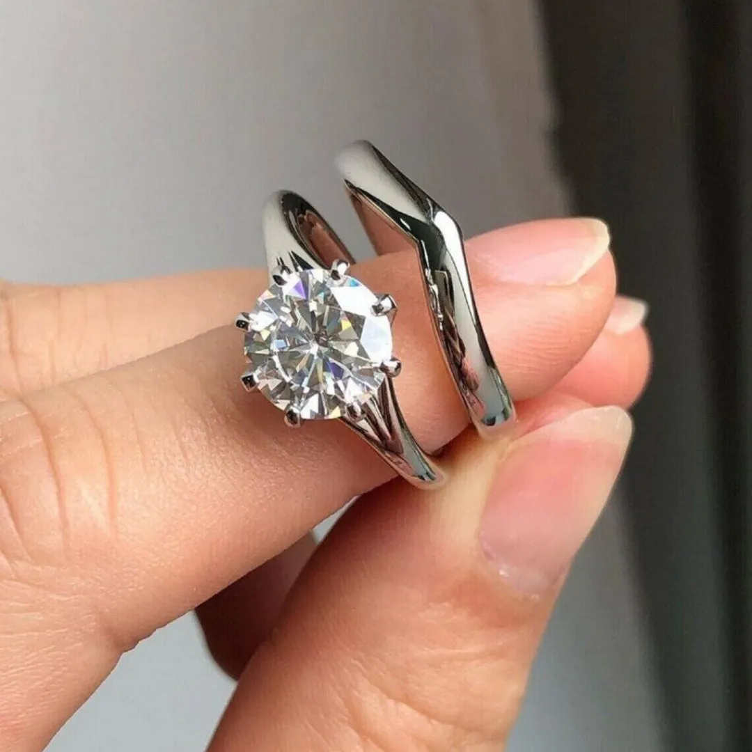 /public/photos/live/Solitaire Round Moissanite V Curved Matching Wedding Ring Set 728 (1).webp
